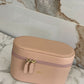 Neceser de maquillaje Louis Maison Caviar con interior organizado y cierre, ideal para viajes y almacenamiento de cosméticos.