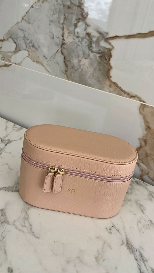Neceser de maquillaje Louis Maison Caviar con interior organizado y cierre, ideal para viajes y almacenamiento de cosméticos.