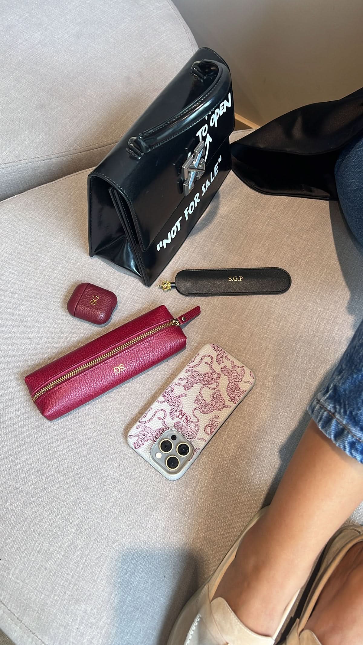Funda para iPhone Maison Caviar Abby, protección de silicona con diseño elegante y color neutro.