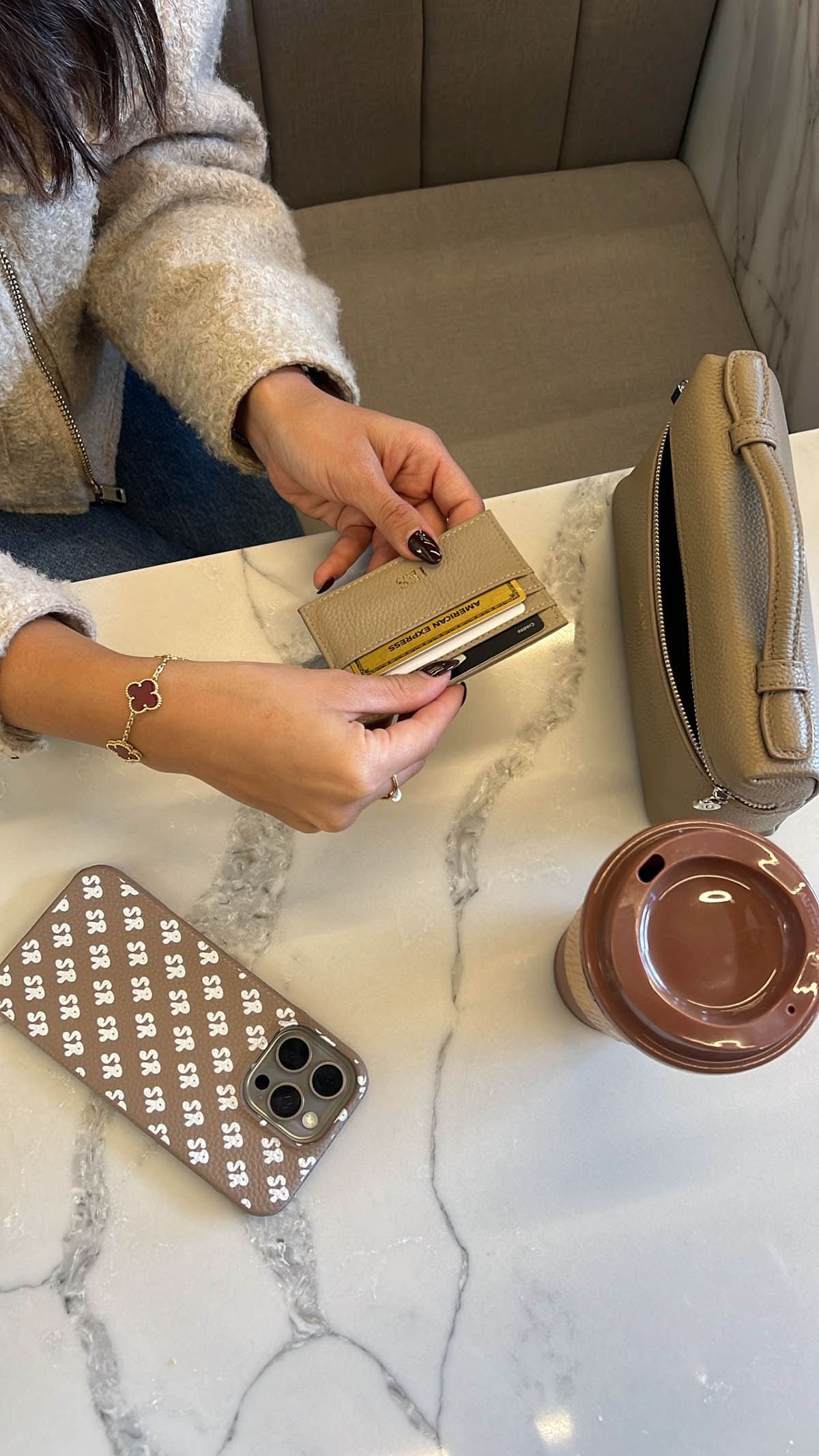 Funda para iPhone Maison Caviar Eliot en color negro, con diseño elegante y protección para el teléfono móvil.