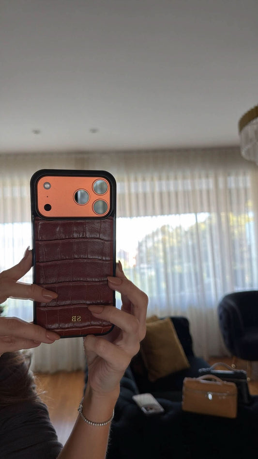 Funda para iPhone Maison Caviar Siena en color beige con textura elegante y detalles de alta calidad.
