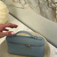 Bolso Giulia de Maison Caviar en cuero con detalles elegantes y asas cortas, ideal para ocasiones formales y casuales.