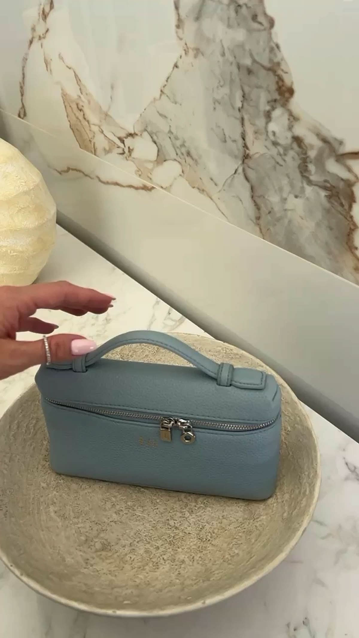 Bolso Giulia de Maison Caviar en cuero con detalles elegantes y asas cortas, ideal para ocasiones formales y casuales.