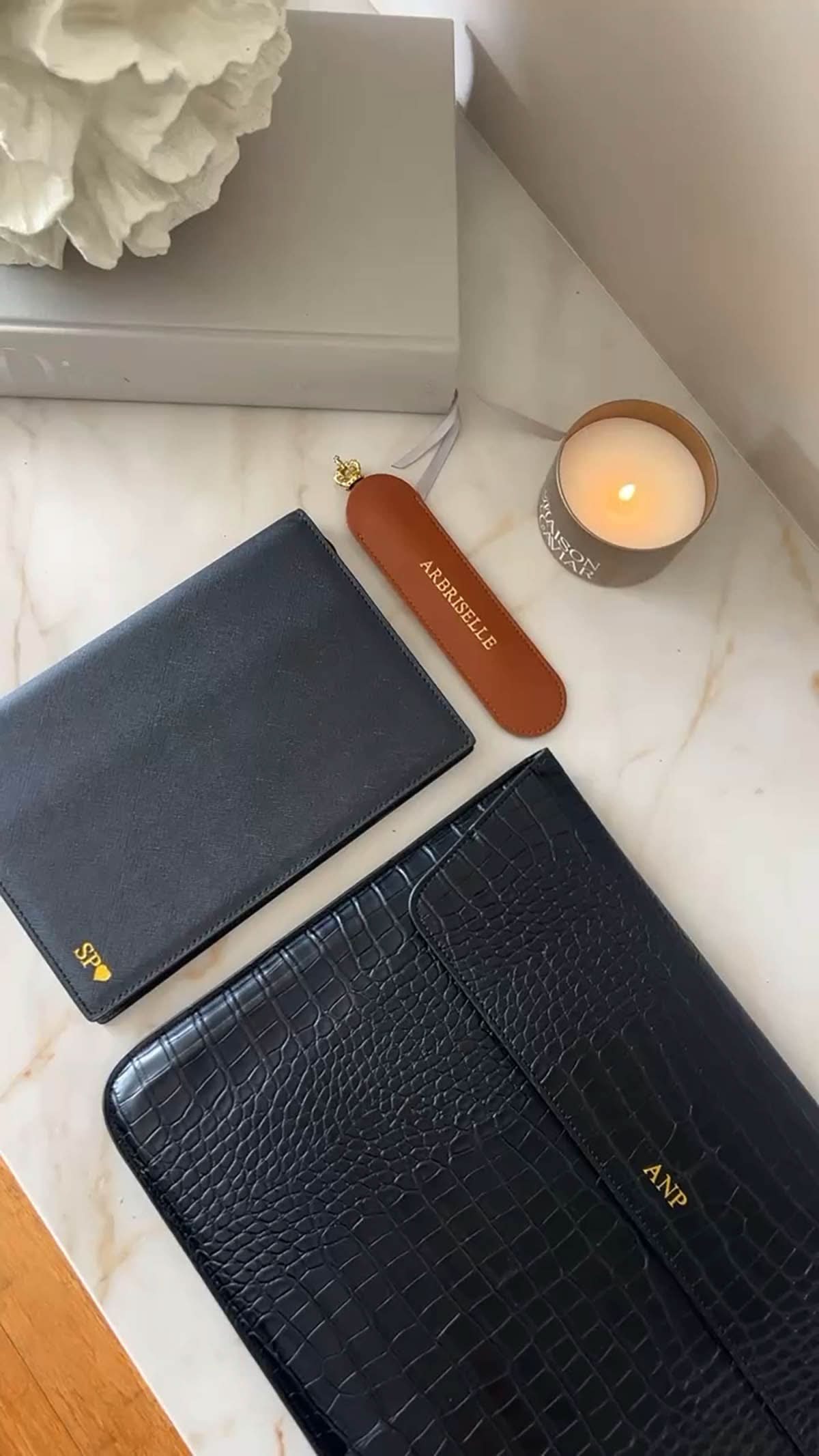 Funda para MacBook Maison Caviar Nobu, protección elegante en color negro para portátil MacBook.