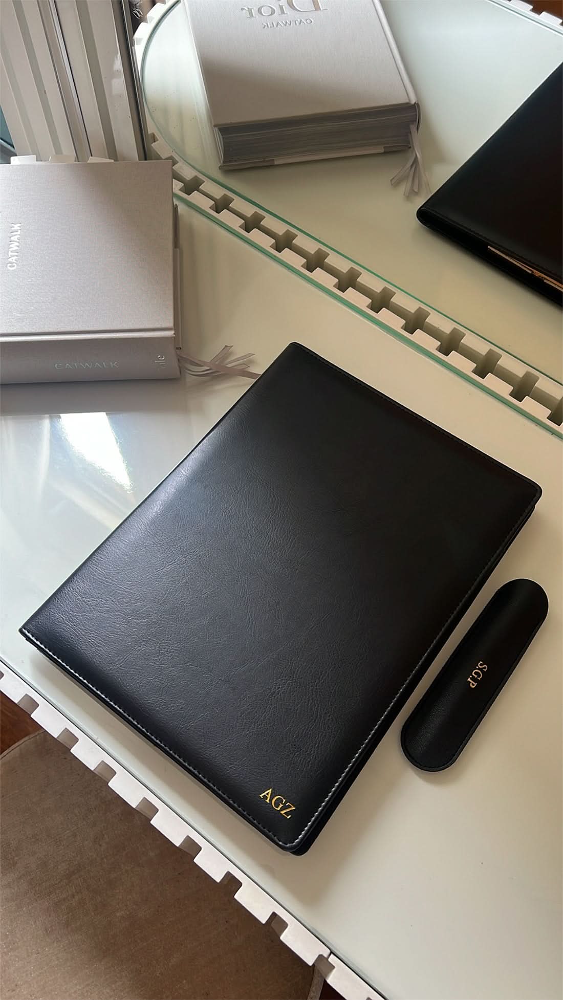 Portafolio Maison Caviar Amadeo de cuero negro con cierre y compartimentos internos para documentos y accesorios.