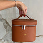 Maleta de mano Maison Caviar Vanity Bag Jade con acabado elegante y detalles en tonos verdes, ideal para viajes y almacenamiento de belleza.