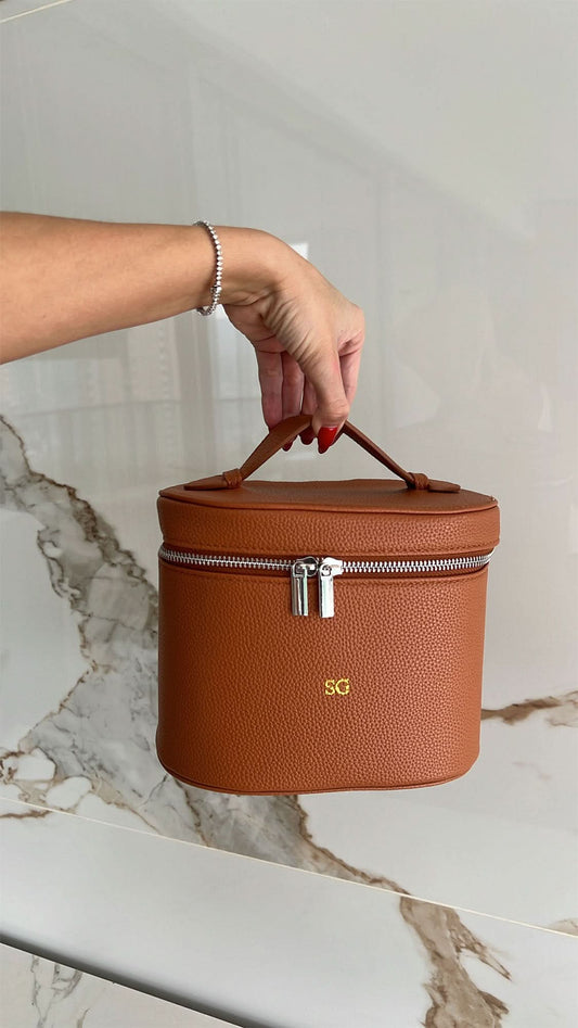 Maleta de mano Maison Caviar Vanity Bag Jade con acabado elegante y detalles en tonos verdes, ideal para viajes y almacenamiento de belleza.