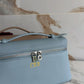 Bolso Giulia de Maison Caviar, bolso de bolsos con diseño elegante y detalles en cuero, visible en la imagen.