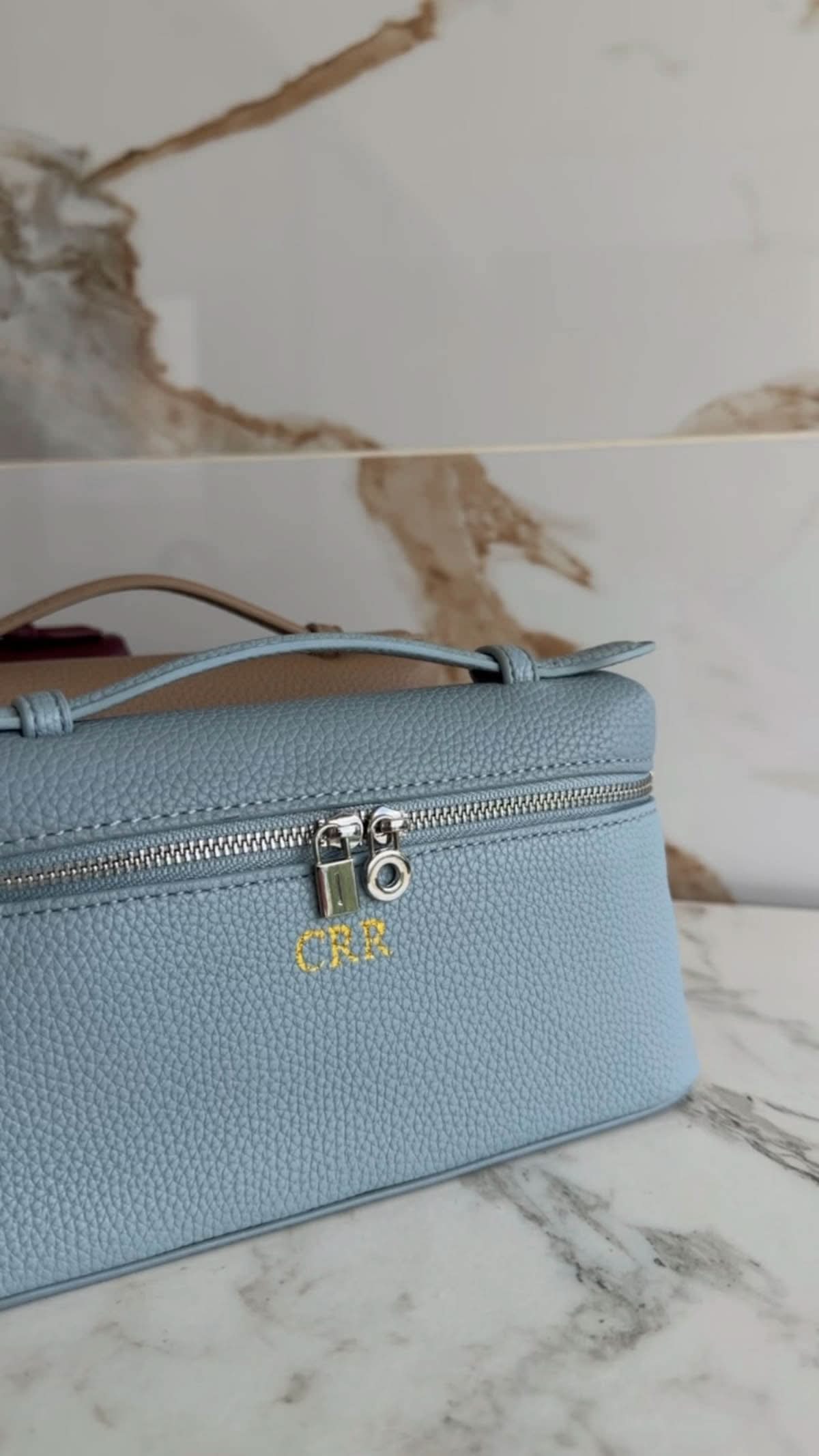 Bolso Giulia de Maison Caviar, bolso de bolsos con diseño elegante y detalles en cuero, visible en la imagen.