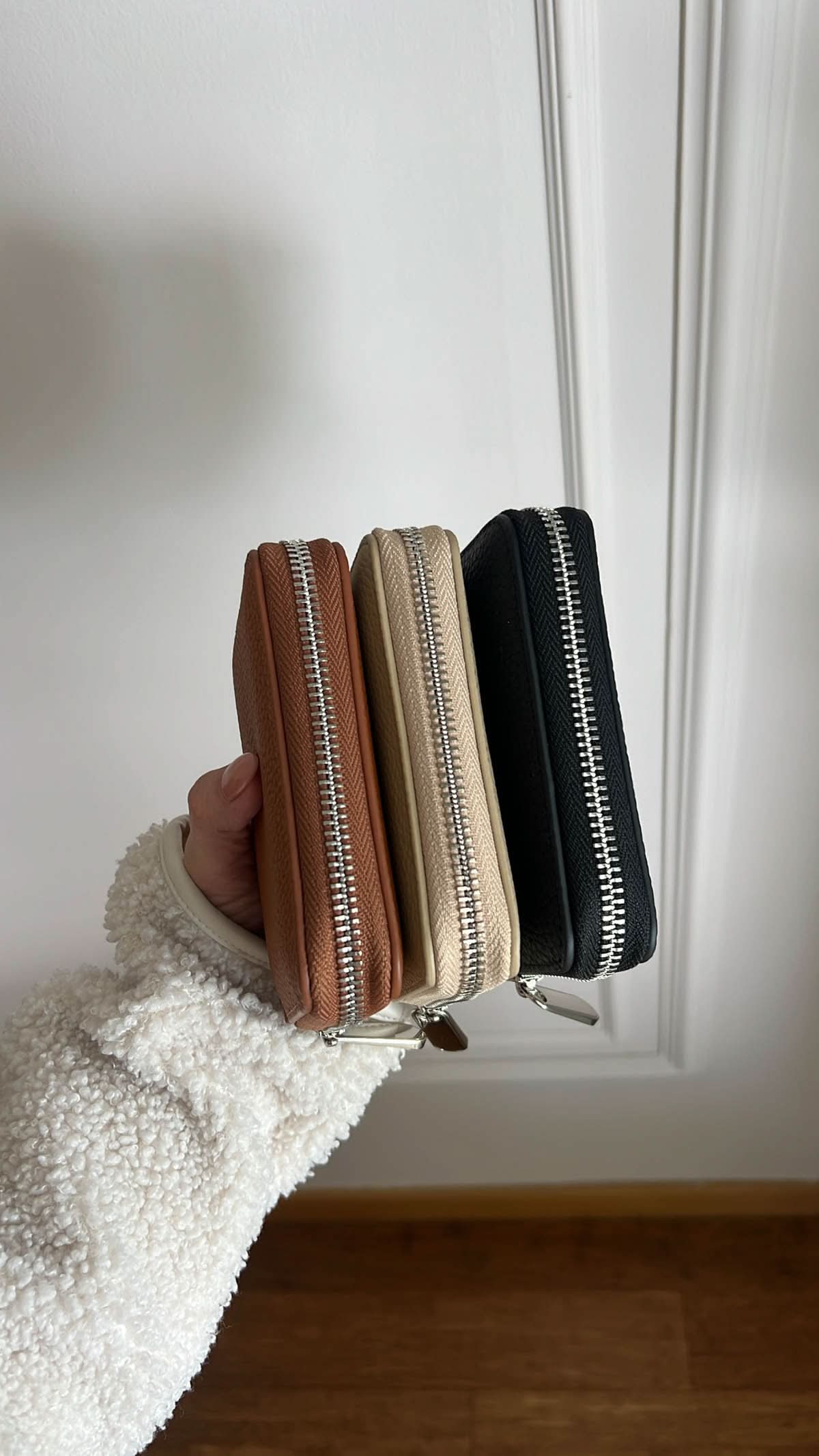 Billetera Greta de Maison Caviar en cuero con detalles elegantes y compartimentos para tarjetas y efectivo.