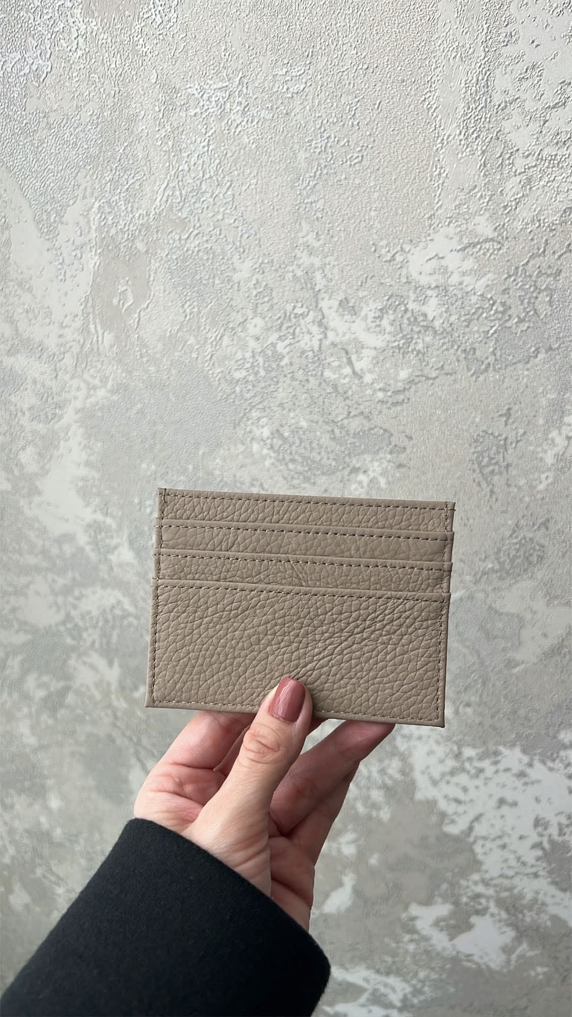 Tarjetero Nina de Maison Caviar en cuero, con diseño compacto y elegante para tarjetas y monedas.