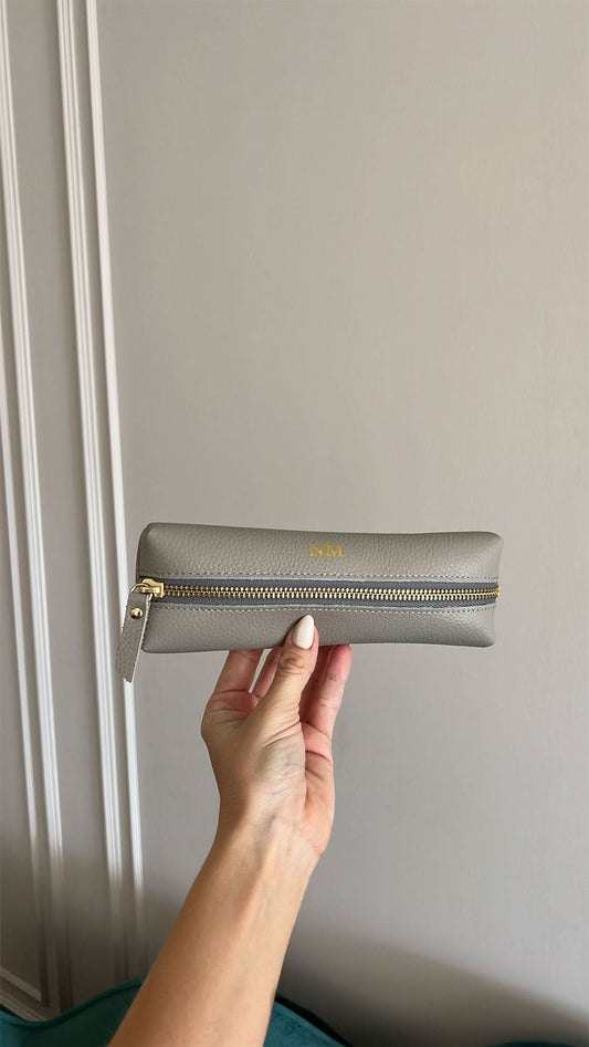 Bolsa de maquillaje Maison Caviar Vanity Bag Angelina de estilo elegante y compacto, con cierre y compartimentos internos.