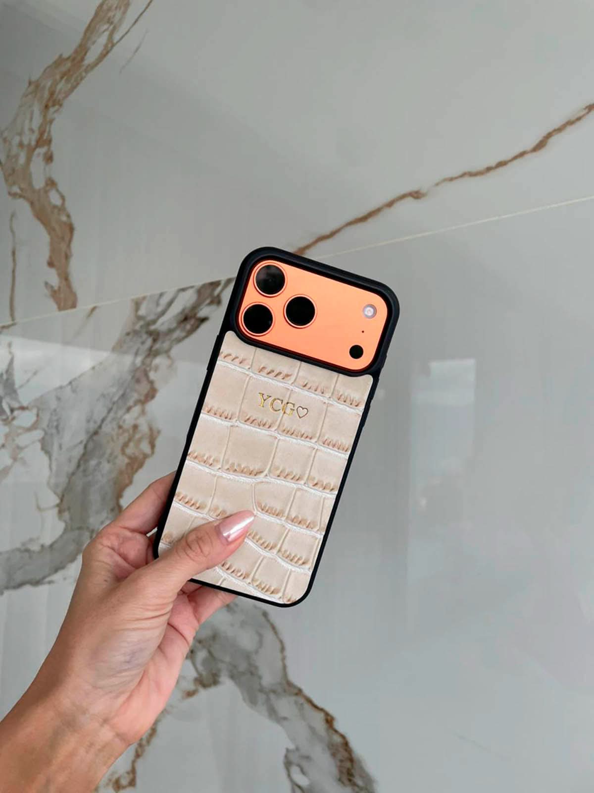 Funda para iPhone Maison Caviar Valencia en color vibrante, con diseño elegante y protección duradera para teléfono móvil.