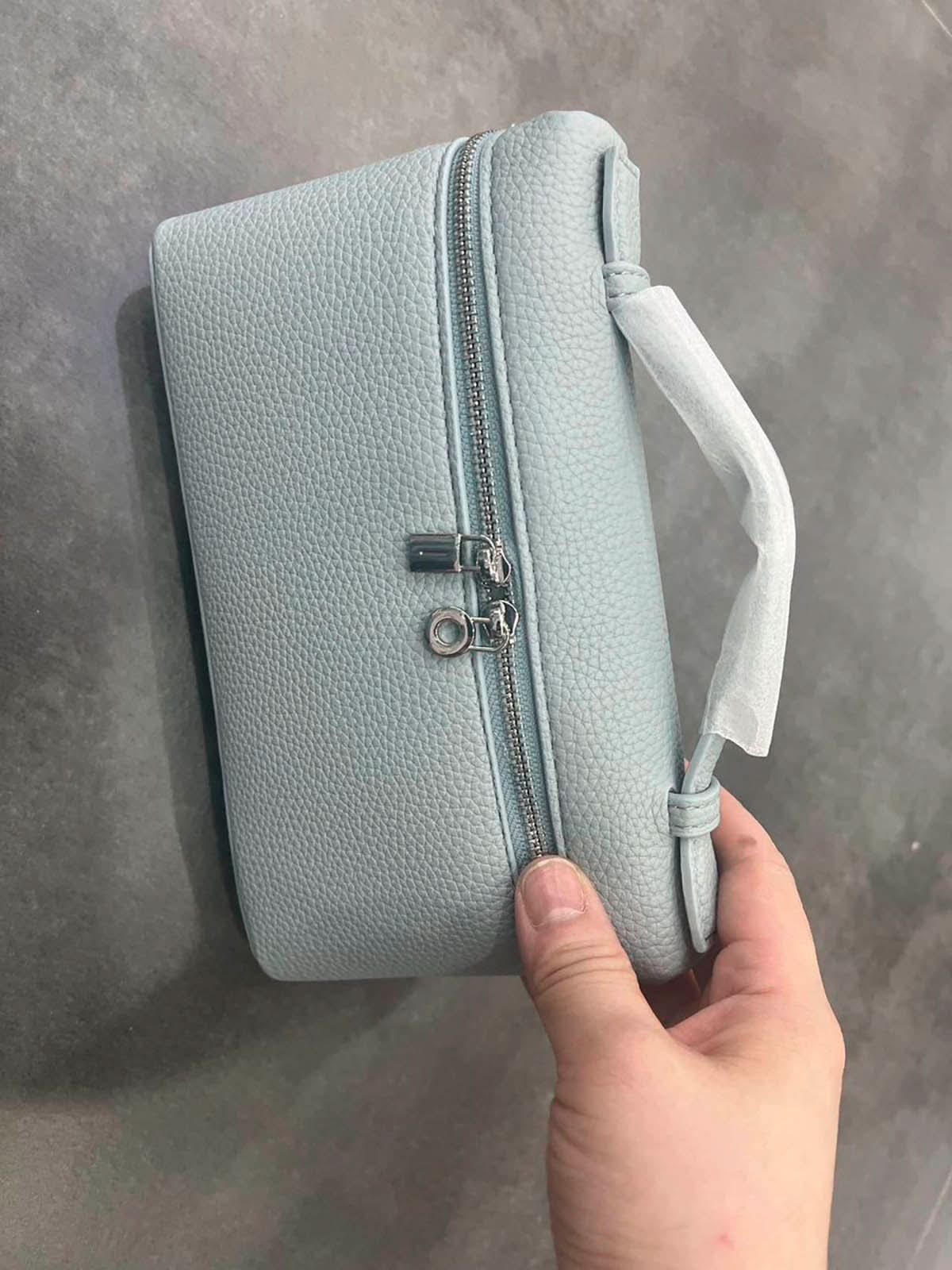 Bolso Giulia de Maison Caviar, bolso de mano con diseño elegante y detalles en cuero, en color negro.