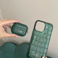 Funda para iPhone Siena de Maison Caviar, protección elegante en cuero con detalles finos.