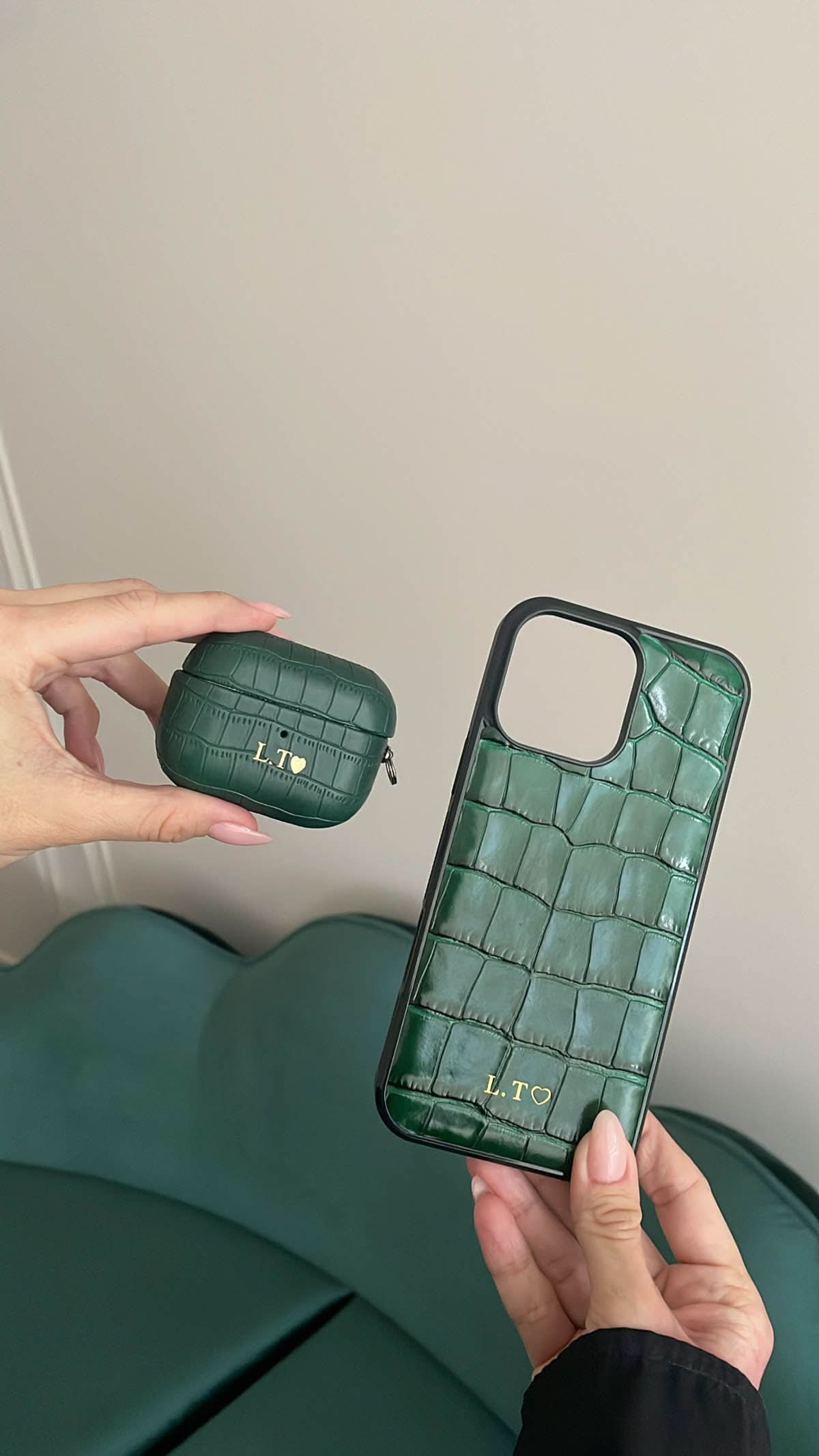 Funda para iPhone Siena de Maison Caviar, protección elegante en cuero con detalles finos.