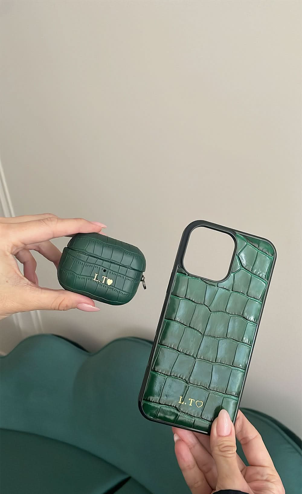 Funda para Airpods de Maison Caviar con diseño de Ámsterdam, protección elegante para auriculares inalámbricos.