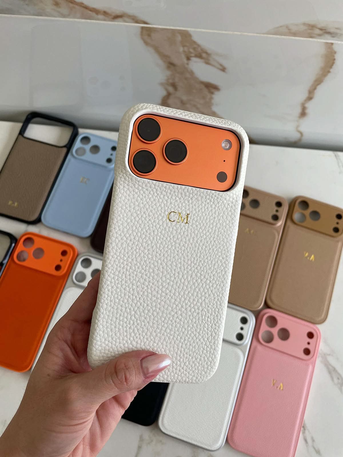 Funda para iPhone Maison Caviar Pisa de silicona con diseño elegante y acabado suave, protección para teléfono móvil.