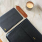 Funda para Macbook Maison Caviar Nobu en cuero negro con detalles de alta calidad y diseño elegante.