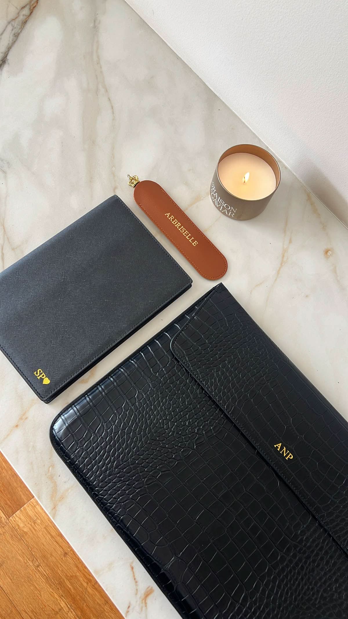Funda para Macbook Maison Caviar Nobu en cuero negro con detalles de alta calidad y diseño elegante.