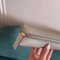 Bolsa de vanity Maison Caviar Angelina, elegante estuche de maquillaje con compartimentos y asa para viaje.