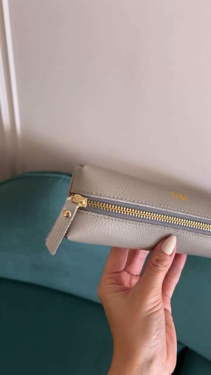 Bolsa de vanity Maison Caviar Angelina, elegante estuche de maquillaje con compartimentos y asa para viaje.