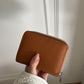 Billetera Greta de Maison Caviar en cuero con diseño elegante, cierre metálico y compartimentos para tarjetas y billetes.