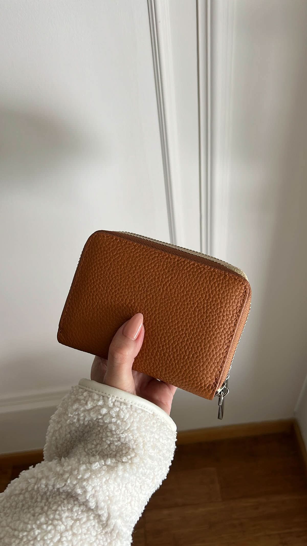 Billetera Greta de Maison Caviar en cuero con diseño elegante, cierre metálico y compartimentos para tarjetas y billetes.