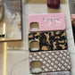 Funda para iPhone Alana de Maison Caviar, protección elegante en cuero con diseño sofisticado y detalles en relieve.
