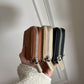 Billetera Greta de Maison Caviar en cuero negro con detalles elegantes y compartimentos para tarjetas y billetes.