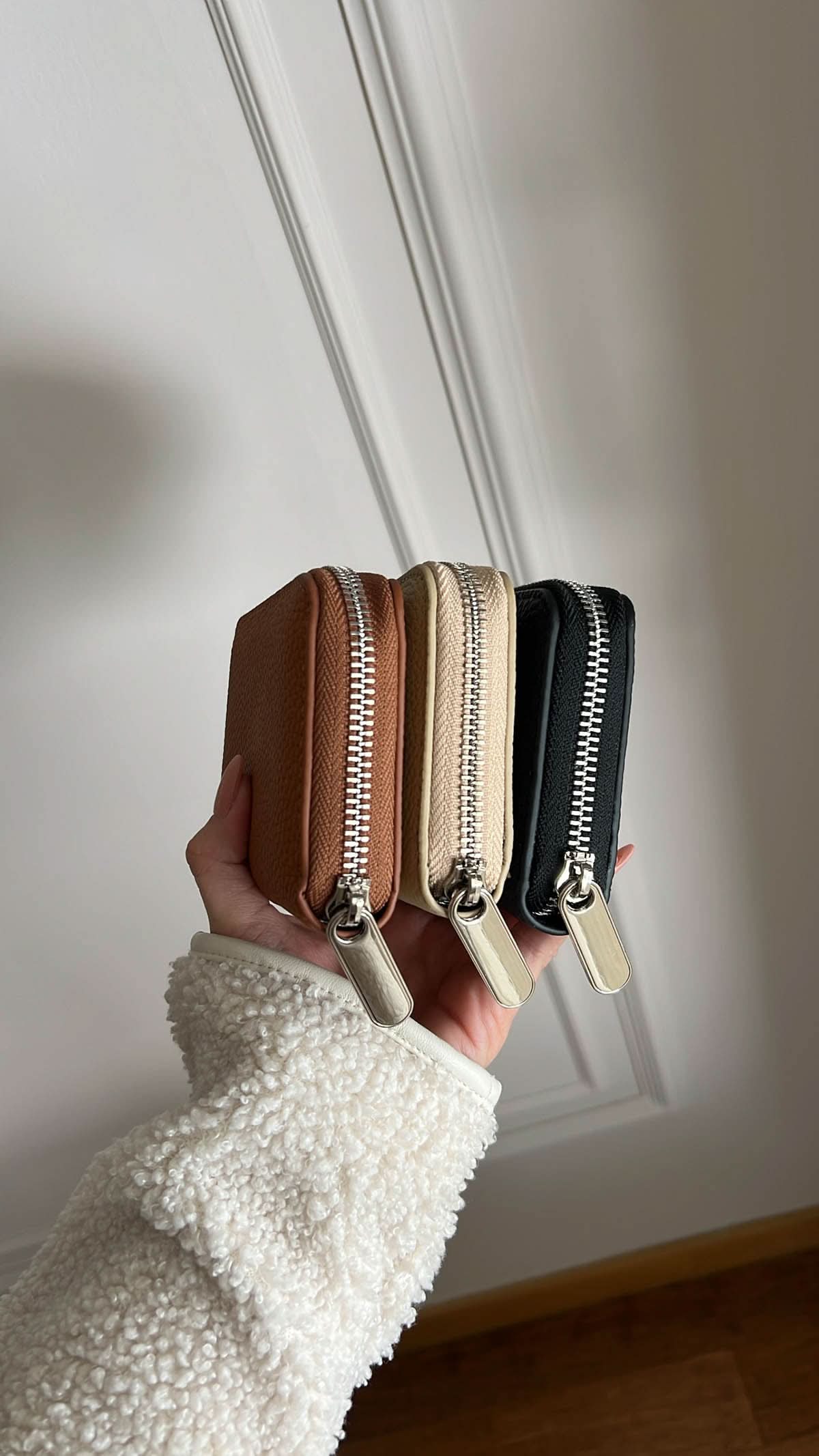 Billetera Greta de Maison Caviar en cuero negro con detalles elegantes y compartimentos para tarjetas y billetes.