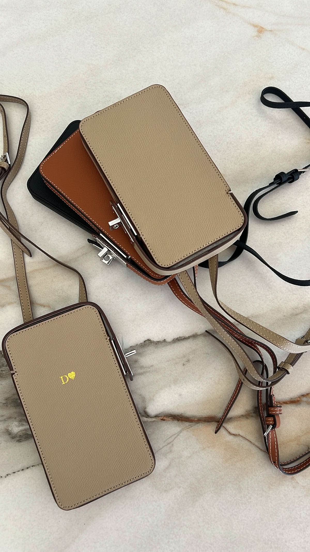Funda para iPhone Maison Caviar Emily, funda protectora de teléfono con diseño elegante y detalles en cuero.
