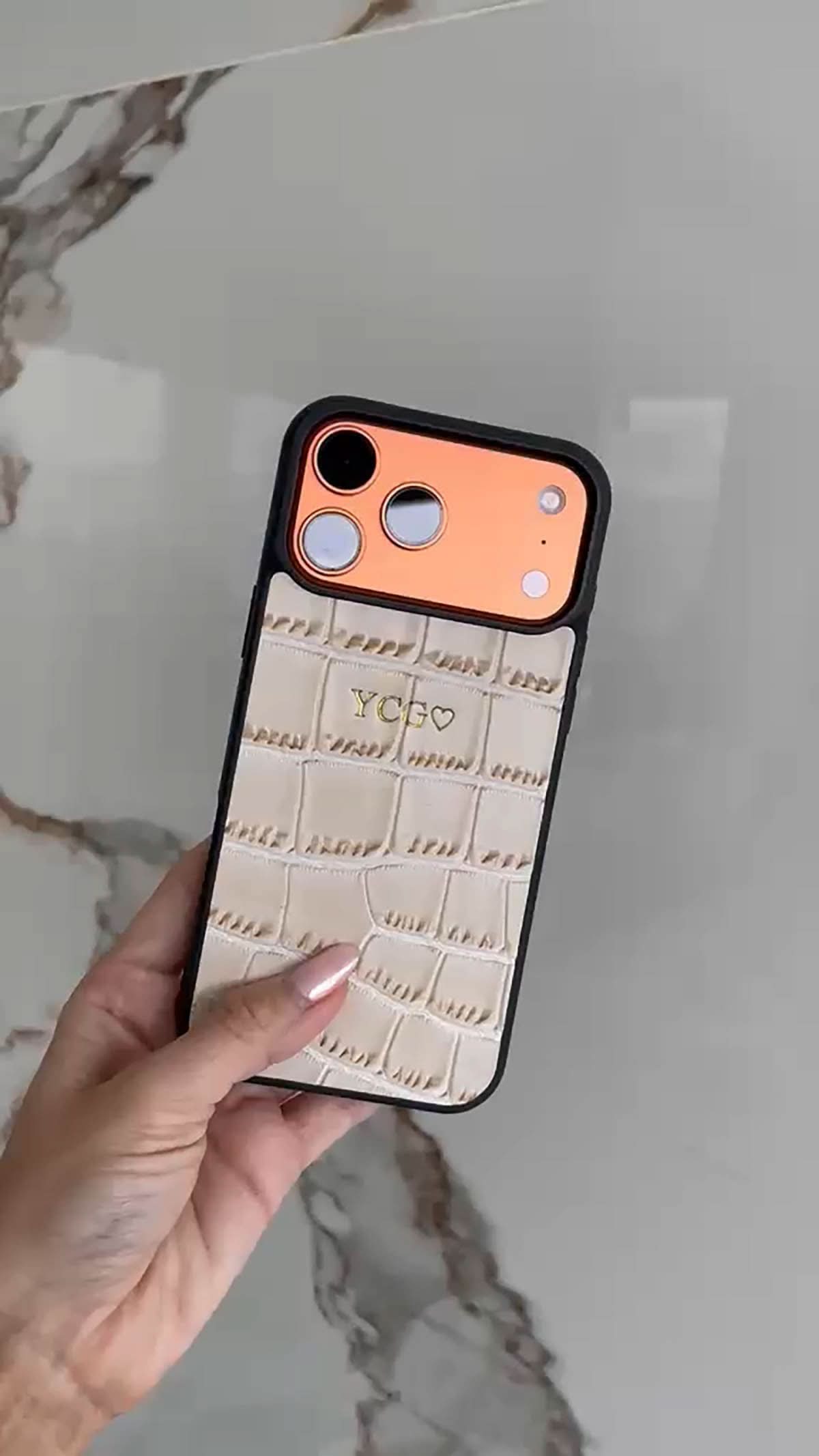 Funda para iPhone Maison Caviar Valencia, protección y estilo con diseño elegante en color vibrante para teléfono móvil.