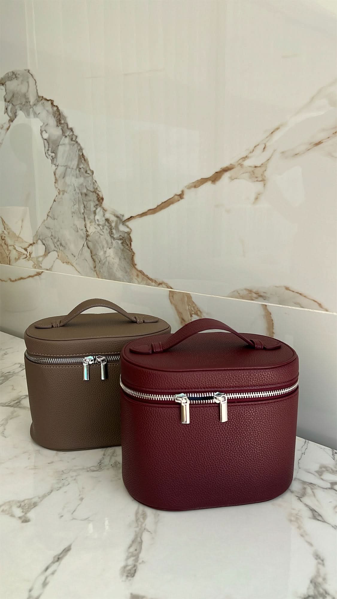 Neceser de maquillaje Maison Caviar Vanity Bag Jade con cierre y asa, en tono verde suave para viajes y organización.