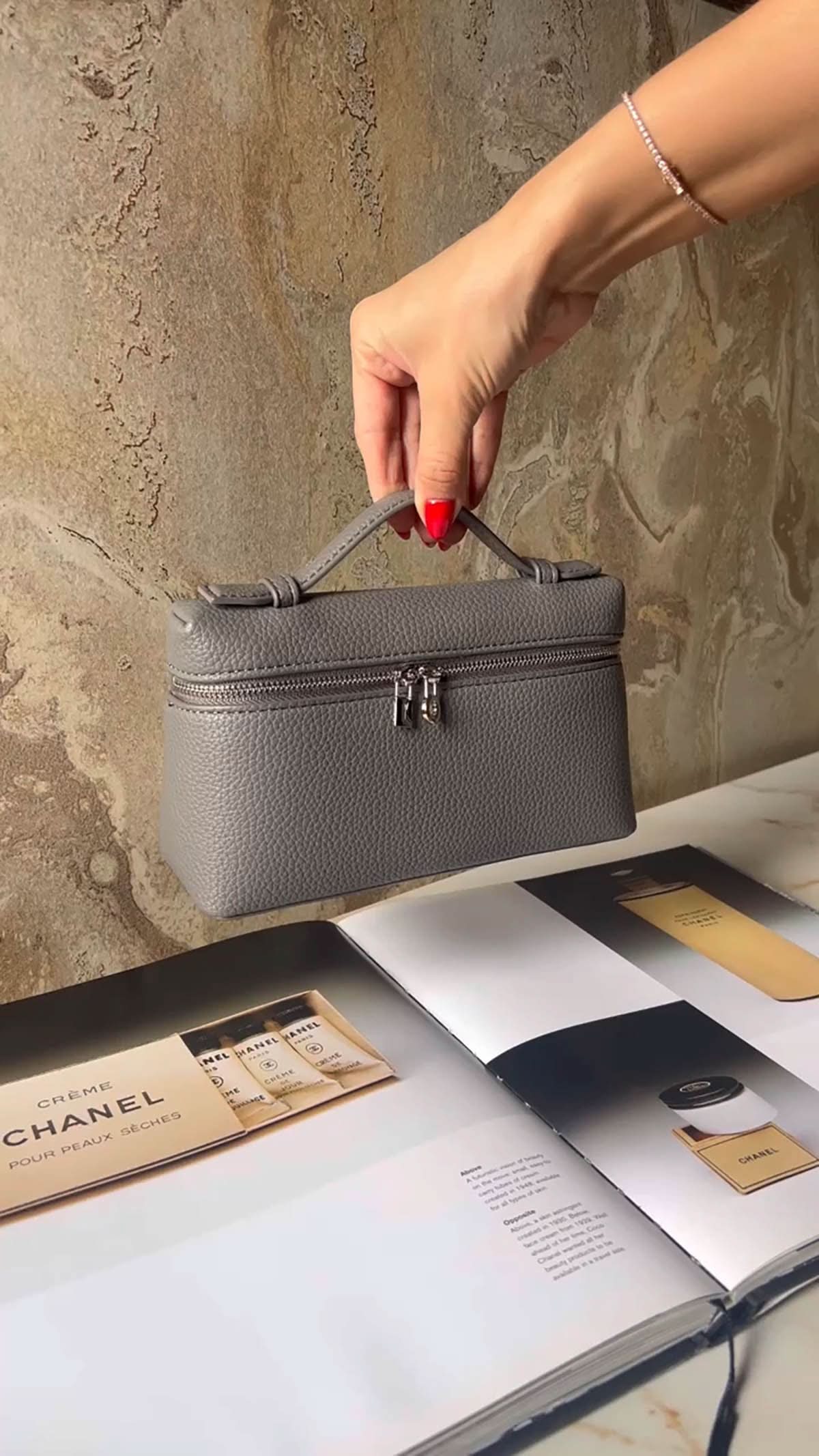 Bolso Giulia de Maison Caviar en cuero con asas cortas y cierre metálico, estilo elegante y moderno en color negro.