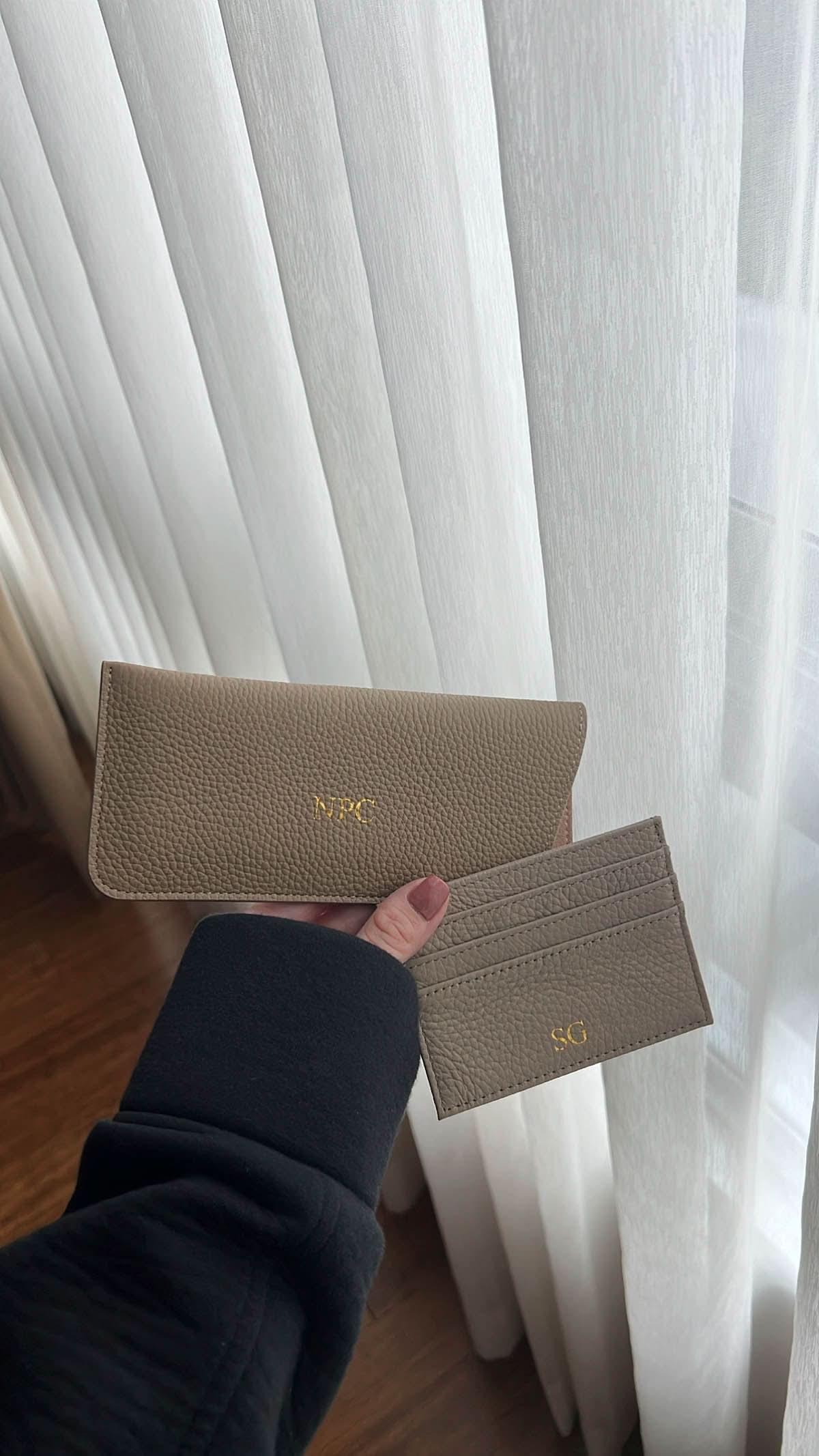 Estuche para gafas Maison Caviar Ginebra, elegante y resistente, con diseño compacto para protección y almacenamiento de gafas.