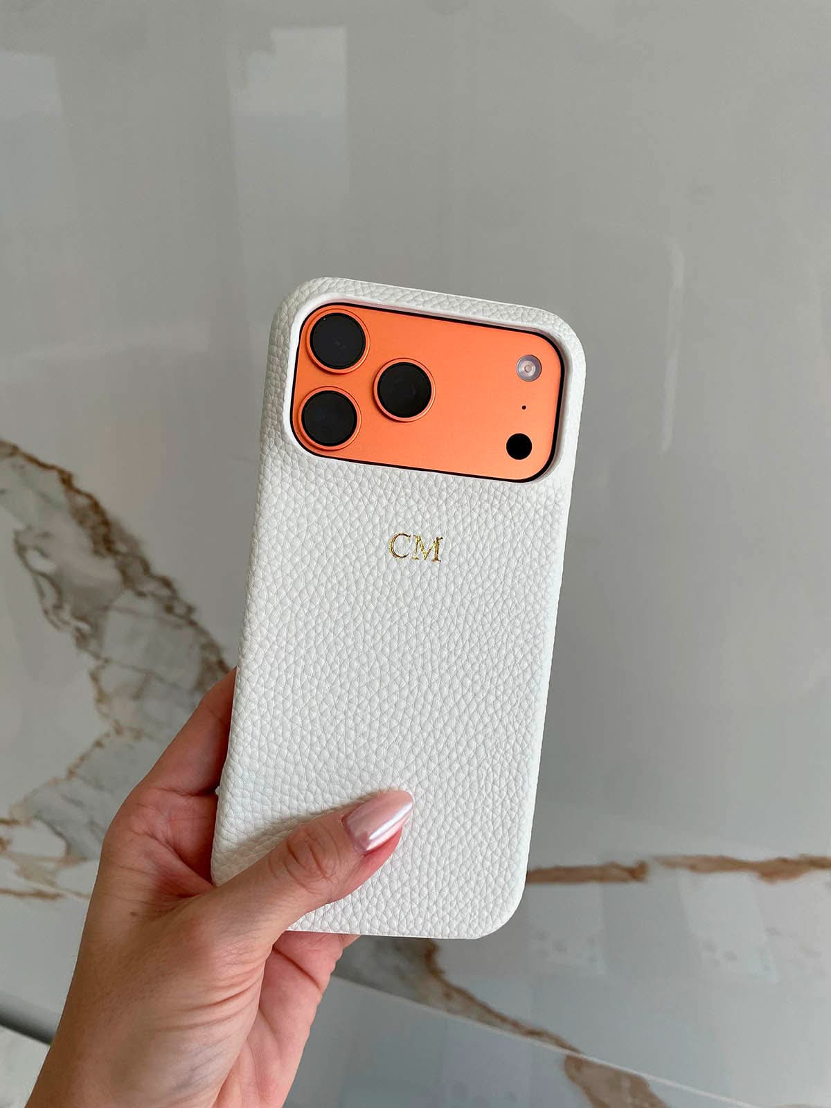 Funda para iPhone Maison Caviar Pisa en color negro con diseño elegante y protección para el teléfono móvil.