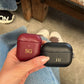 Funda para Airpods Maison Caviar Salem en color negro, hecha de material resistente y elegante, con cierre y detalles decorativos.