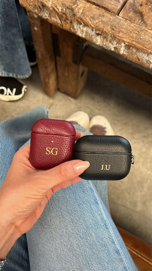 Funda para Airpods Maison Caviar Salem en color negro, hecha de material resistente y elegante, con cierre y detalles decorativos.