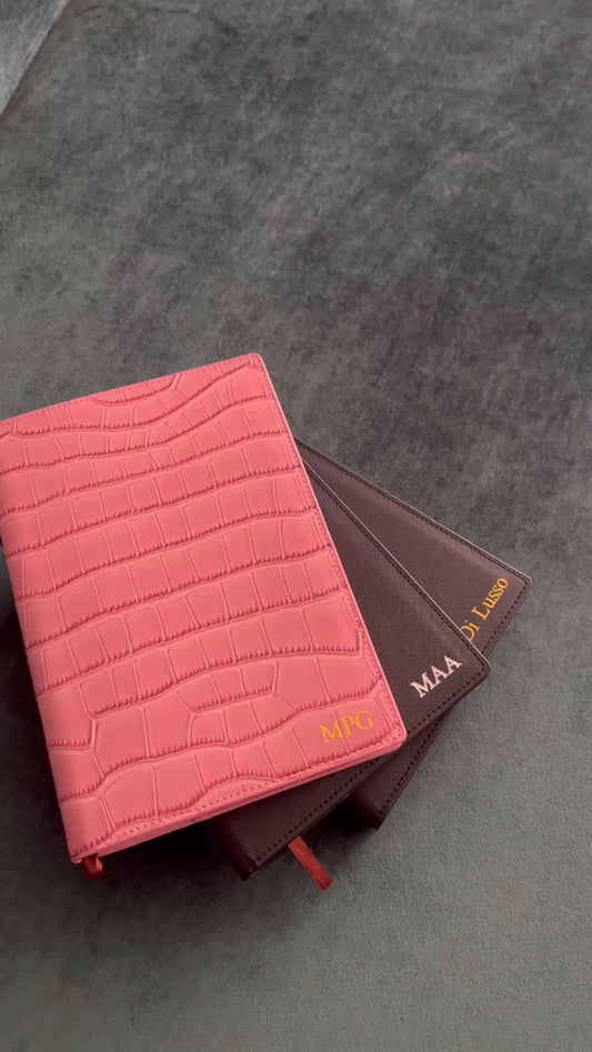 Agenda Sicilia de Maison Caviar, agenda elegante con diseño inspirado en Sicilia con páginas abiertas y detalles en la portada.