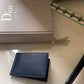 Billetera Dante de Maison Caviar en cuero negro con detalles elegantes y compartimentos para tarjetas y billetes.