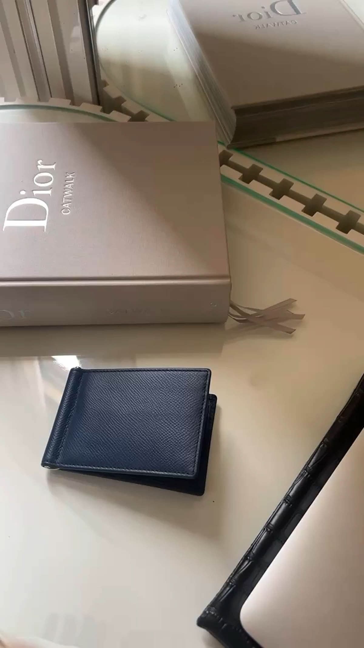 Billetera Dante de Maison Caviar en cuero negro con detalles elegantes y compartimentos para tarjetas y billetes.