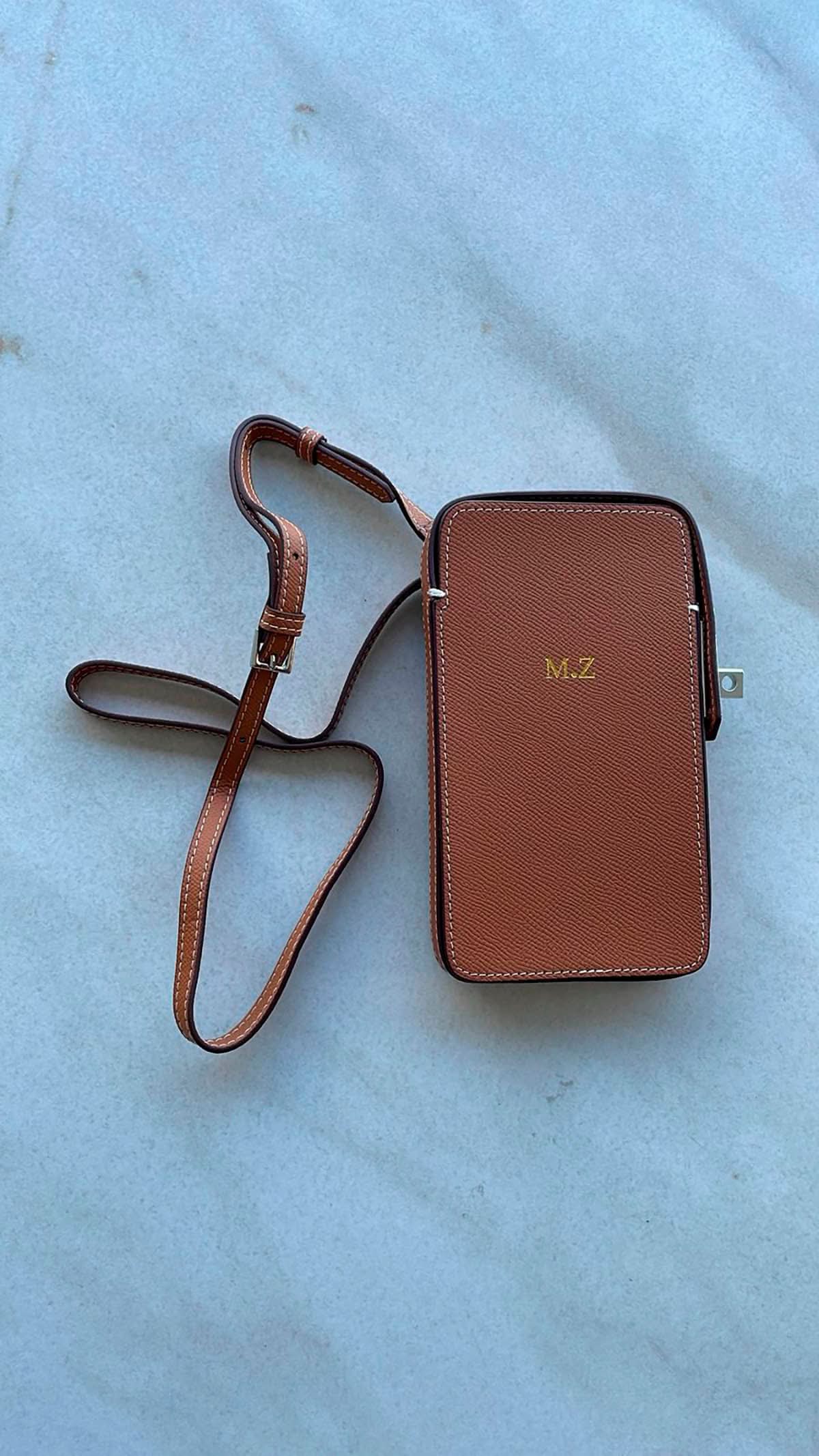 Funda para iPhone de Maison Caviar con diseño estilo bolso Emily, protección para teléfono móvil en material resistente y elegante.