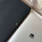 Funda para MacBook Monaco de Maison Caviar, protección elegante con acabado en cuero y diseño sofisticado.