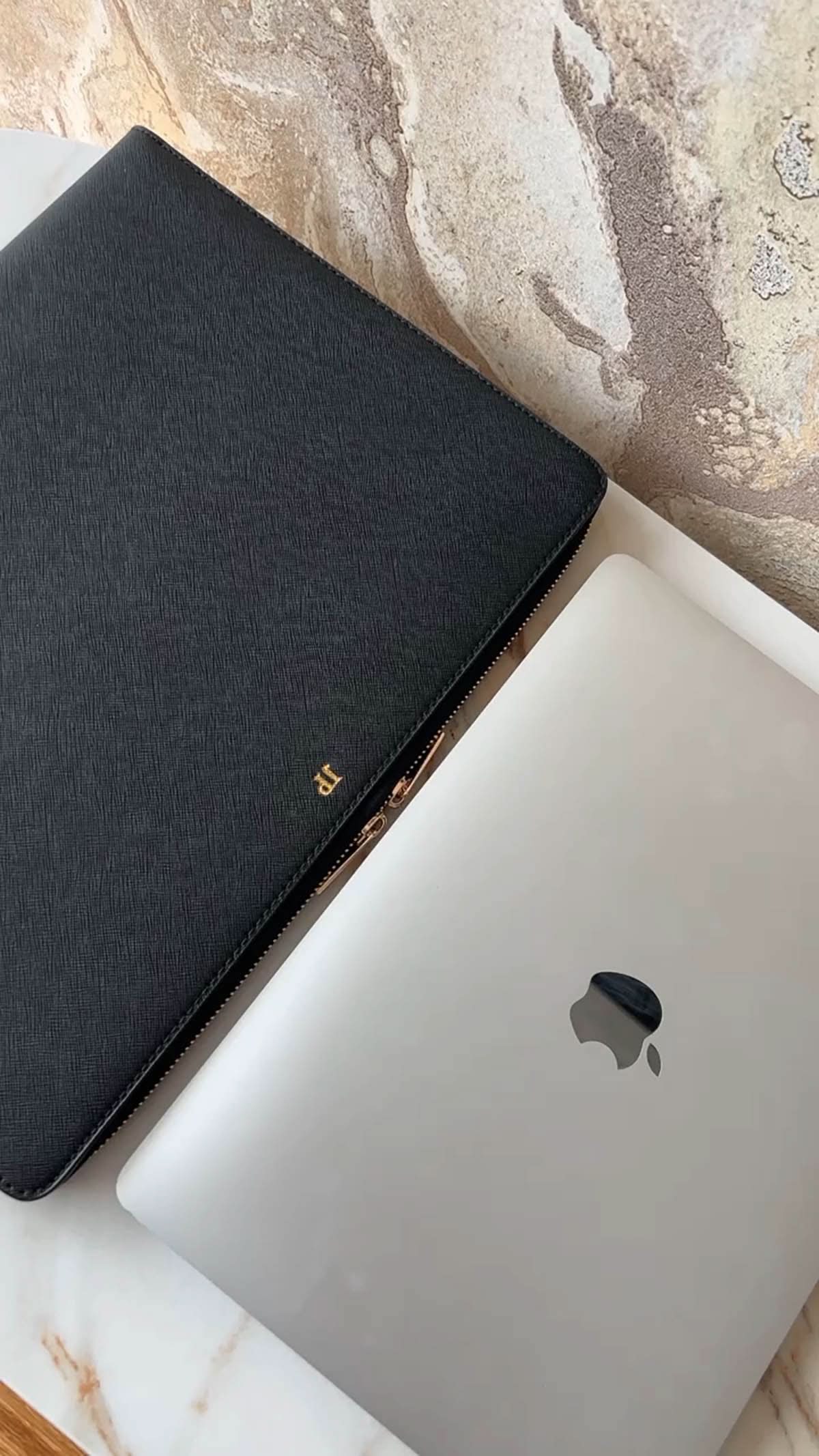 Funda para MacBook Monaco de Maison Caviar, protección elegante con acabado en cuero y diseño sofisticado.