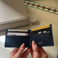 Billetera Dante de Maison Caviar en cuero negro con detalles elegantes y compartimentos para tarjetas y dinero en efectivo.