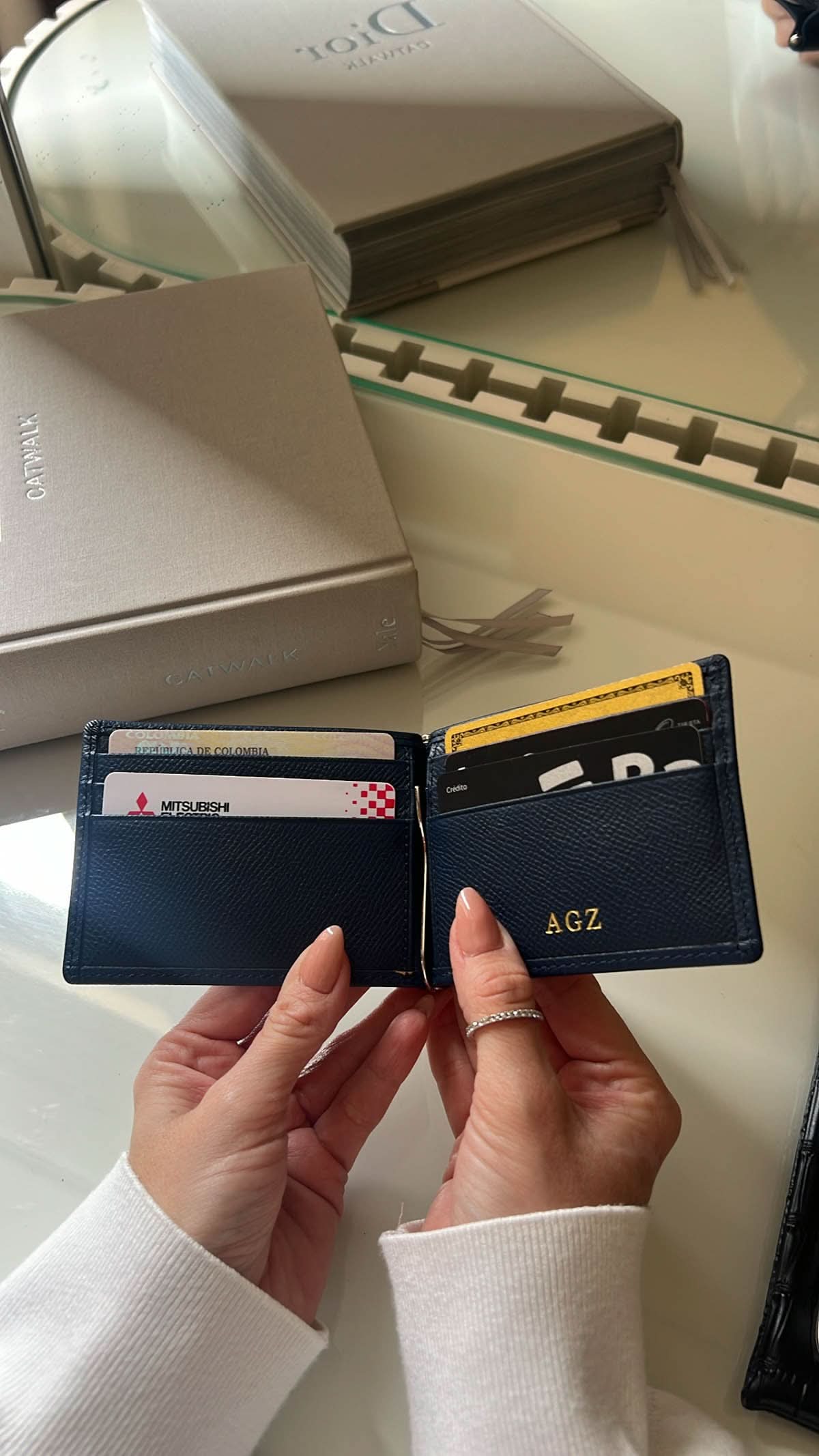 Billetera Dante de Maison Caviar en cuero negro con detalles elegantes y compartimentos para tarjetas y dinero en efectivo.