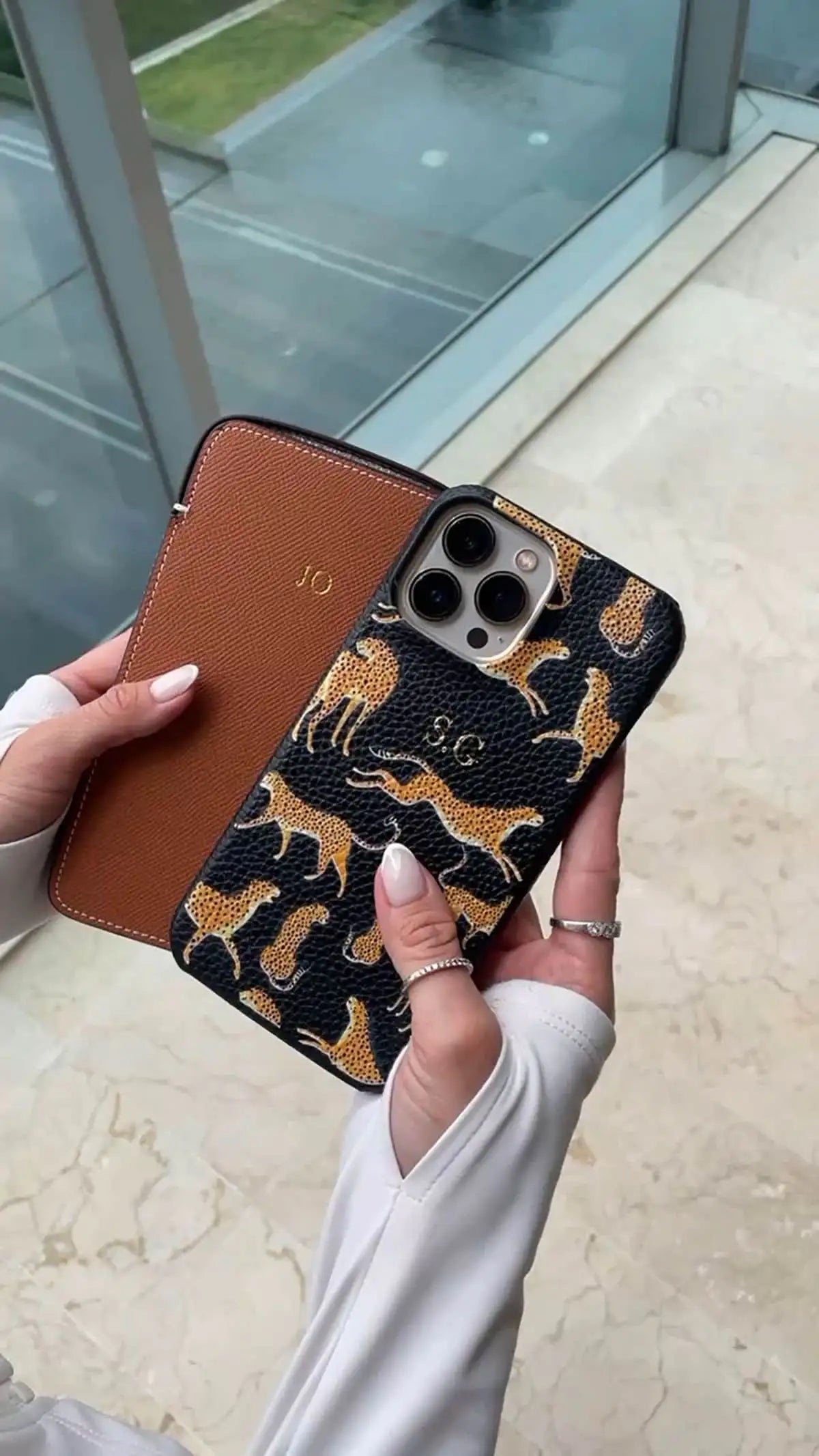 Funda de silicona color ámbar para iPhone de Maison Caviar, protección y estilo en un diseño elegante y práctico.