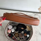 Neceser de maquillaje Maison Caviar Vanity Bag Jade con cremallera y compartimentos internos para artículos de belleza.