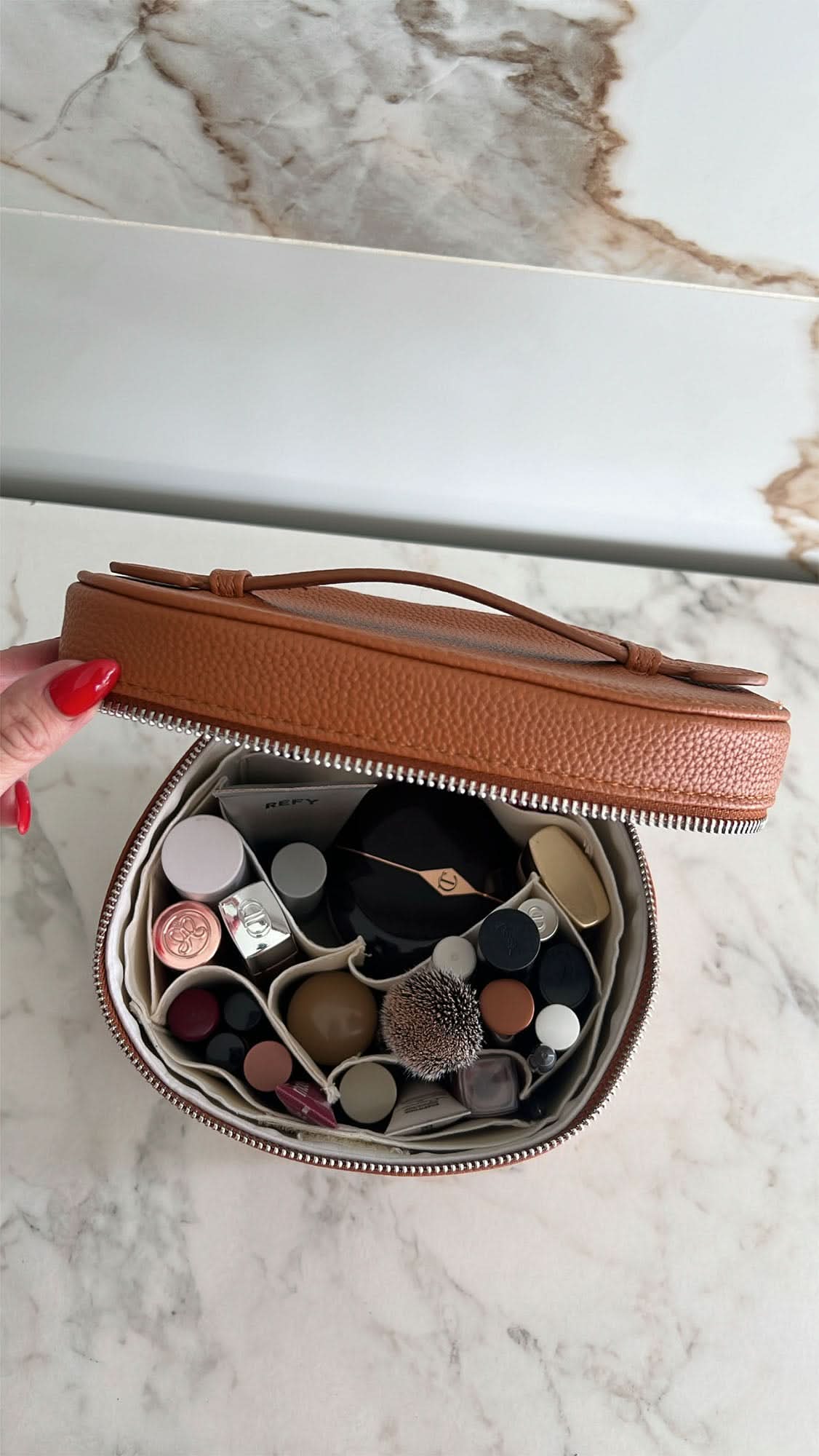 Neceser de maquillaje Maison Caviar Vanity Bag Jade con cremallera y compartimentos internos para artículos de belleza.